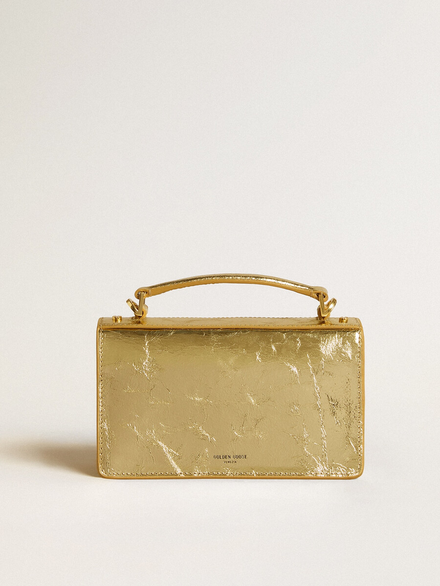kleine venezia-tas van goudkleurig metallic leer met gouden details.