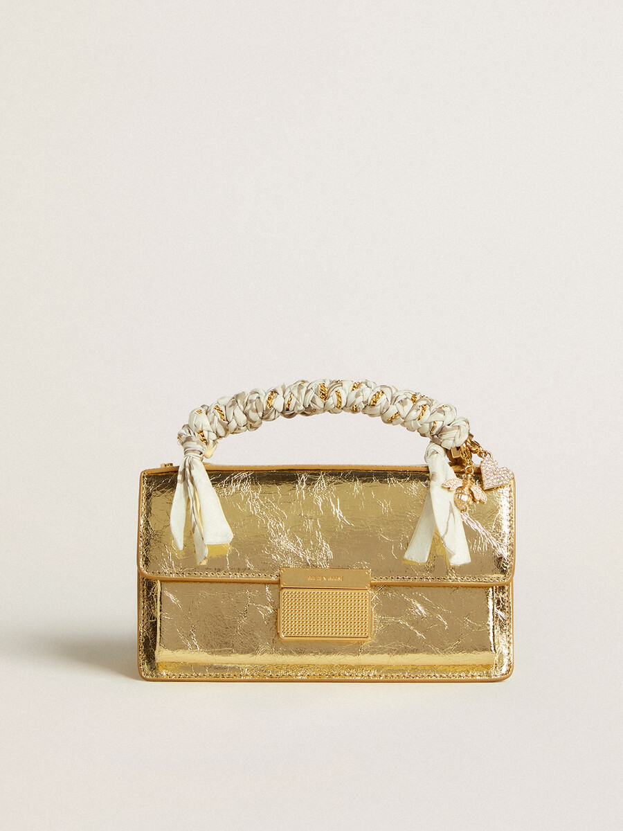 kleine venezia-tas van goudkleurig metallic leer met gouden details.