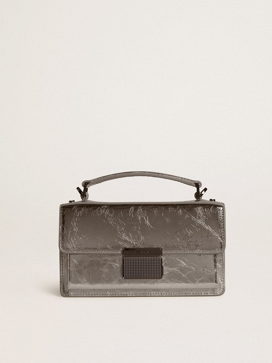 kleine venezia-tas van antracietgrijs metallic leer met zwarte details.