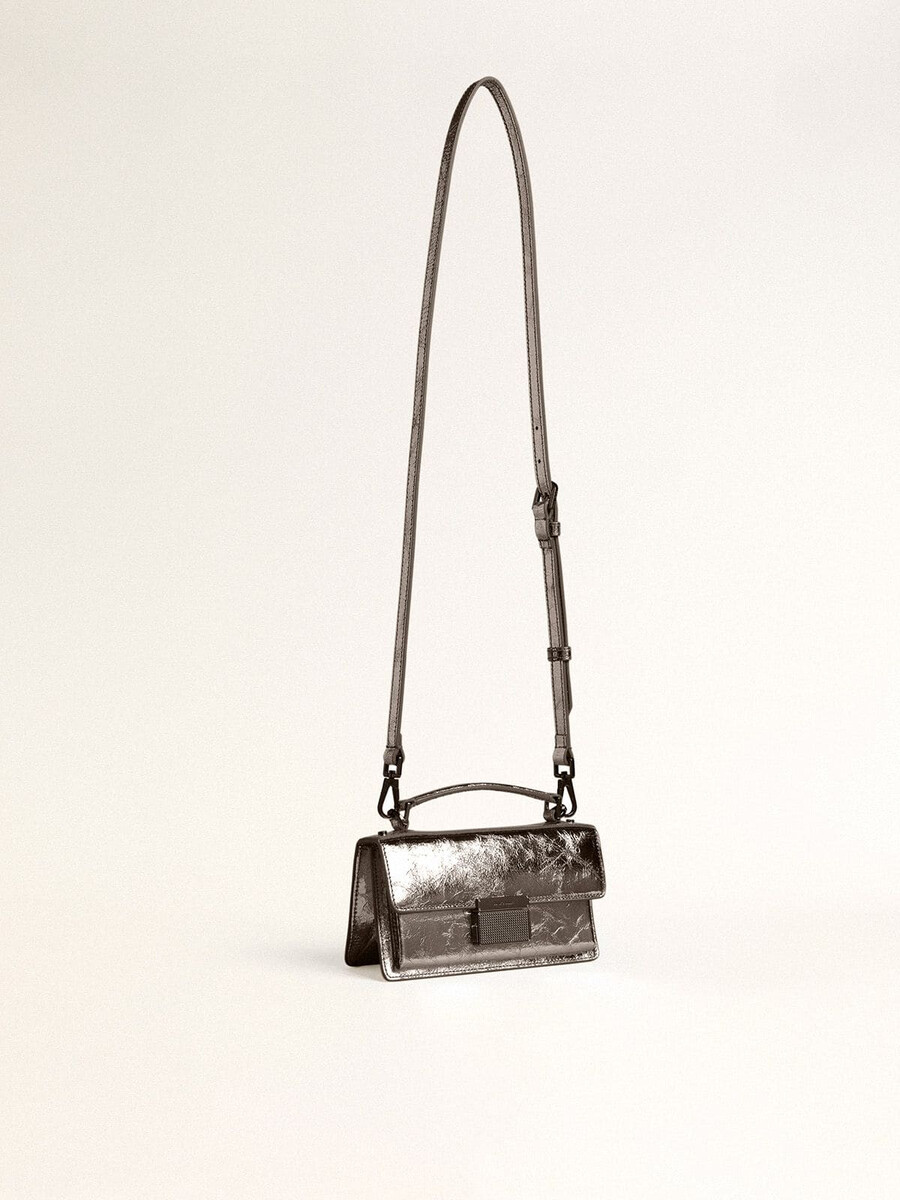 kleine venezia-tas van antracietgrijs metallic leer met zwarte details.