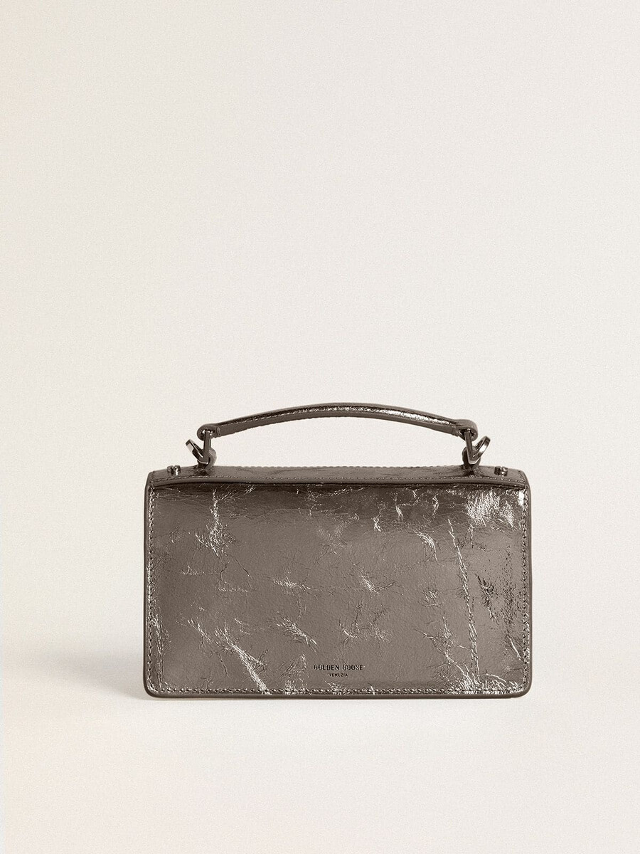 kleine venezia-tas van antracietgrijs metallic leer met zwarte details.