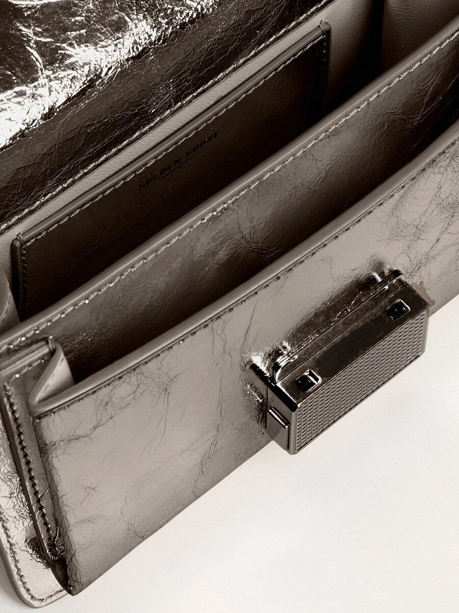 kleine venezia-tas van antracietgrijs metallic leer met zwarte details.