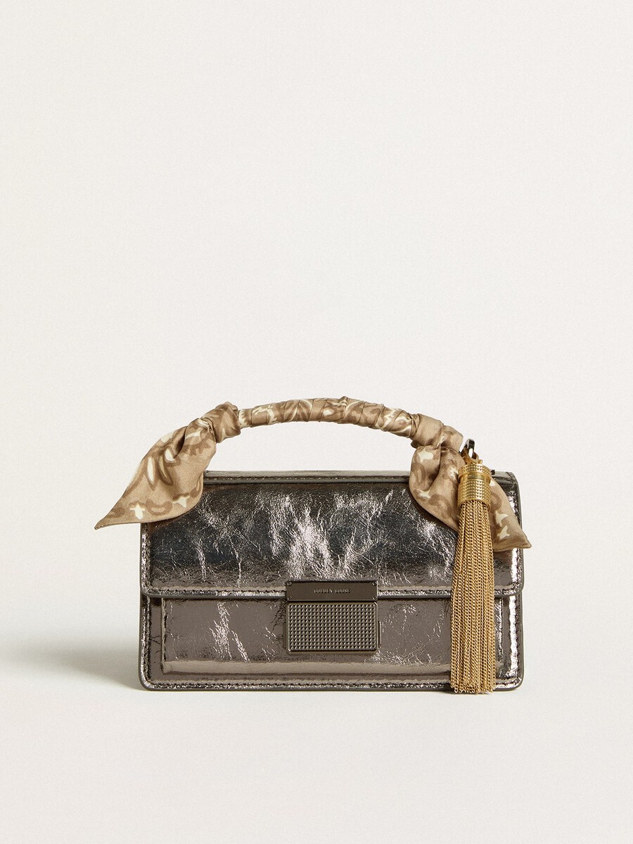 kleine venezia-tas van antracietgrijs metallic leer met zwarte details.
