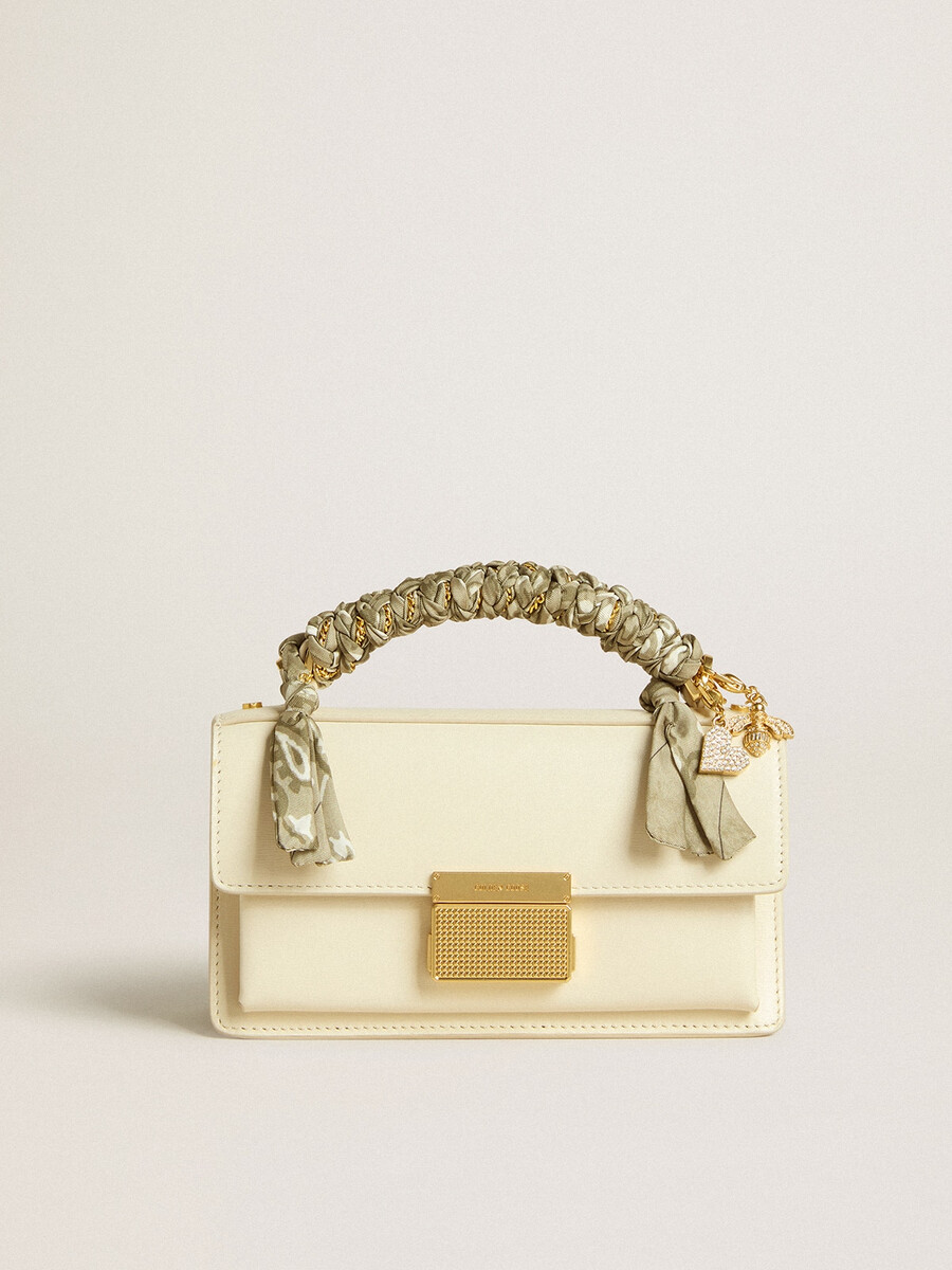 kleine venezia-tas van boterkleurig geribbeld leer met gevlochten sjaal en dubbele hanger.