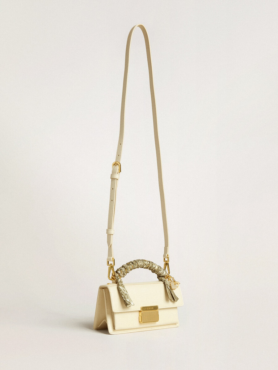 kleine venezia-tas van boterkleurig geribbeld leer met gevlochten sjaal en dubbele hanger.