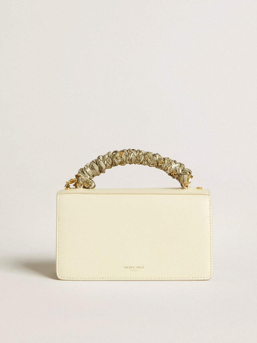 kleine venezia-tas van boterkleurig geribbeld leer met gevlochten sjaal en dubbele hanger.