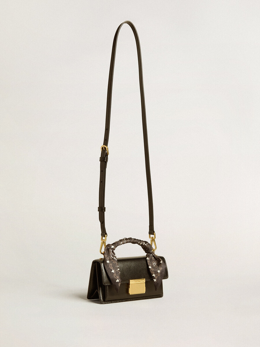 kleine venezia-tas van zwart geribbeld leer met zijden sjaal.