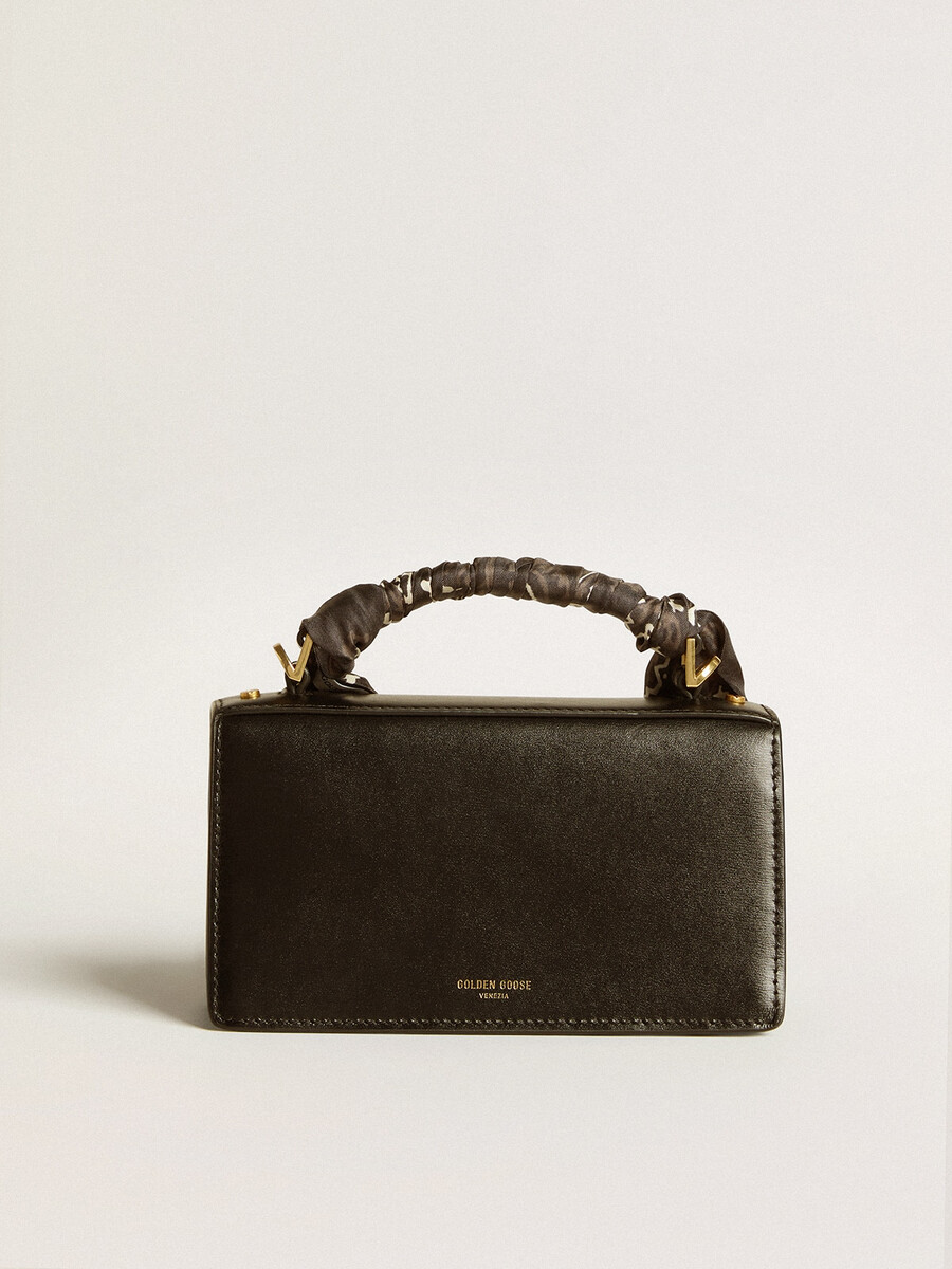 kleine venezia-tas van zwart geribbeld leer met zijden sjaal.