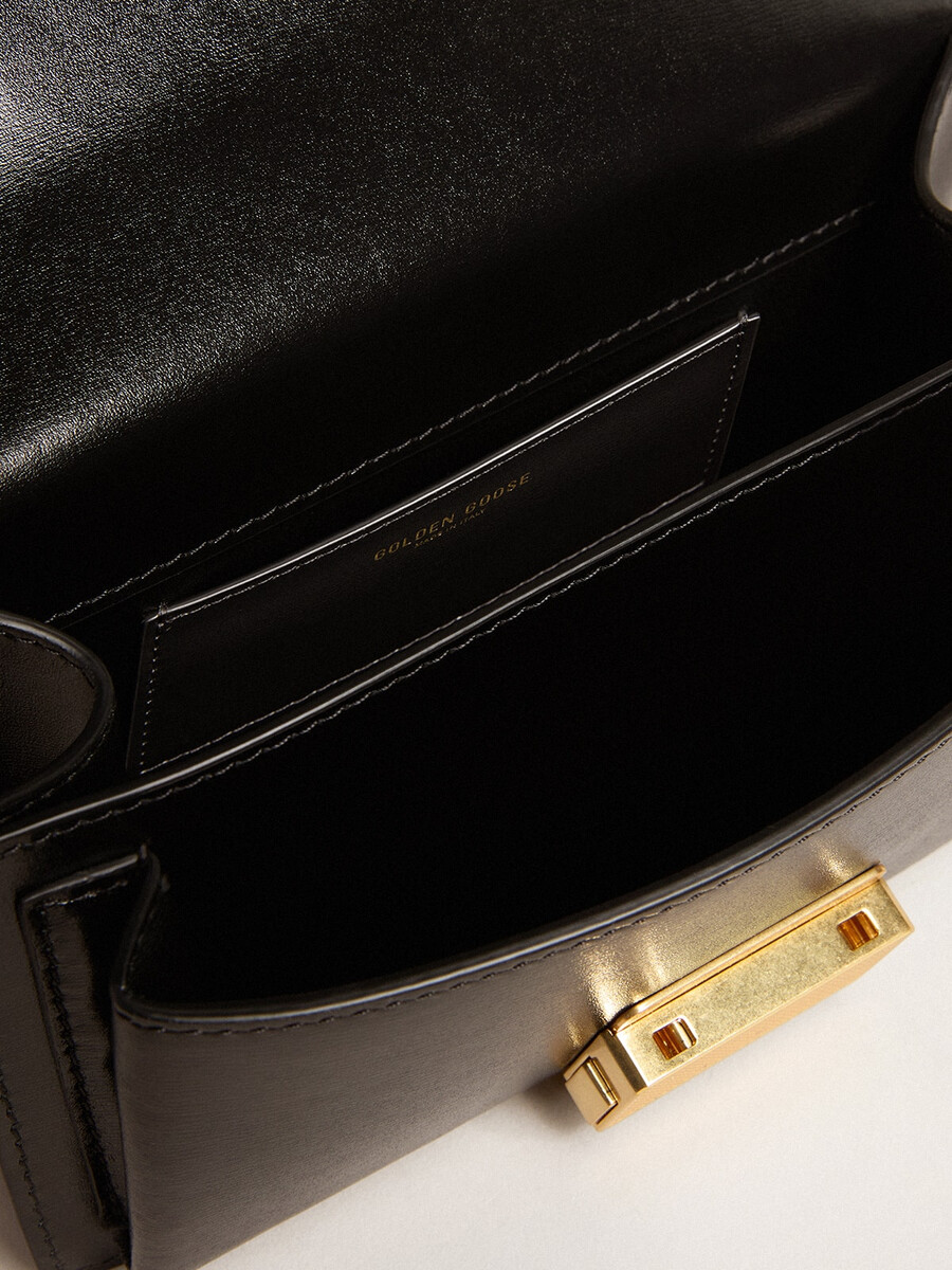 kleine venezia-tas van zwart geribbeld leer met zijden sjaal.