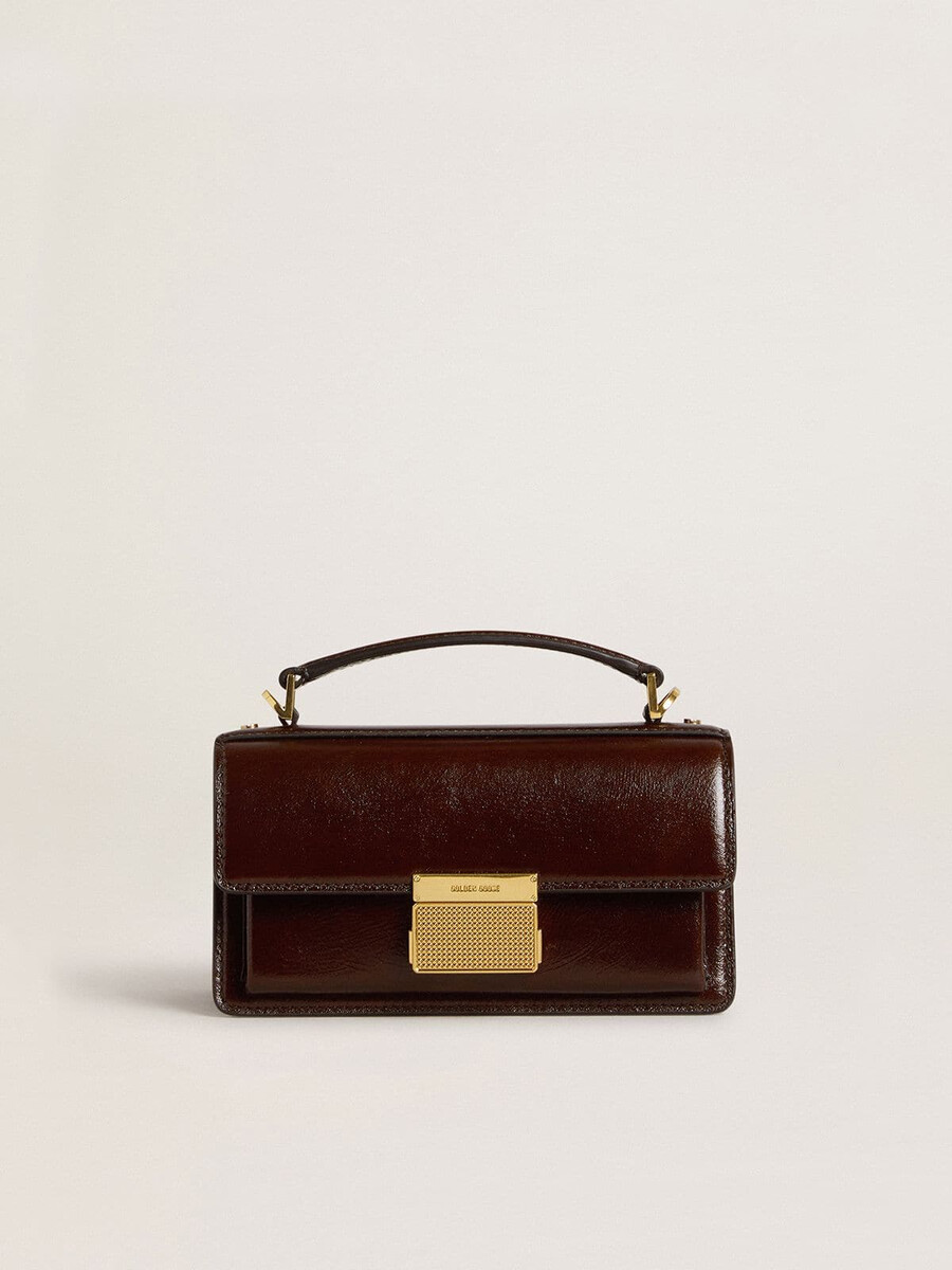 kleine venezia-tas van donkerbruin gelamineerd leer met gouden details.