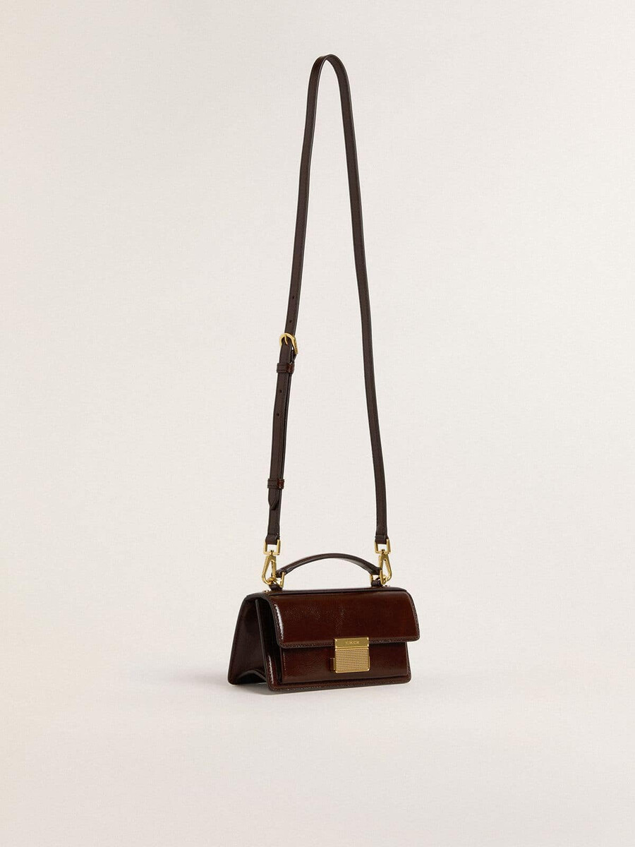 kleine venezia-tas van donkerbruin gelamineerd leer met gouden details.