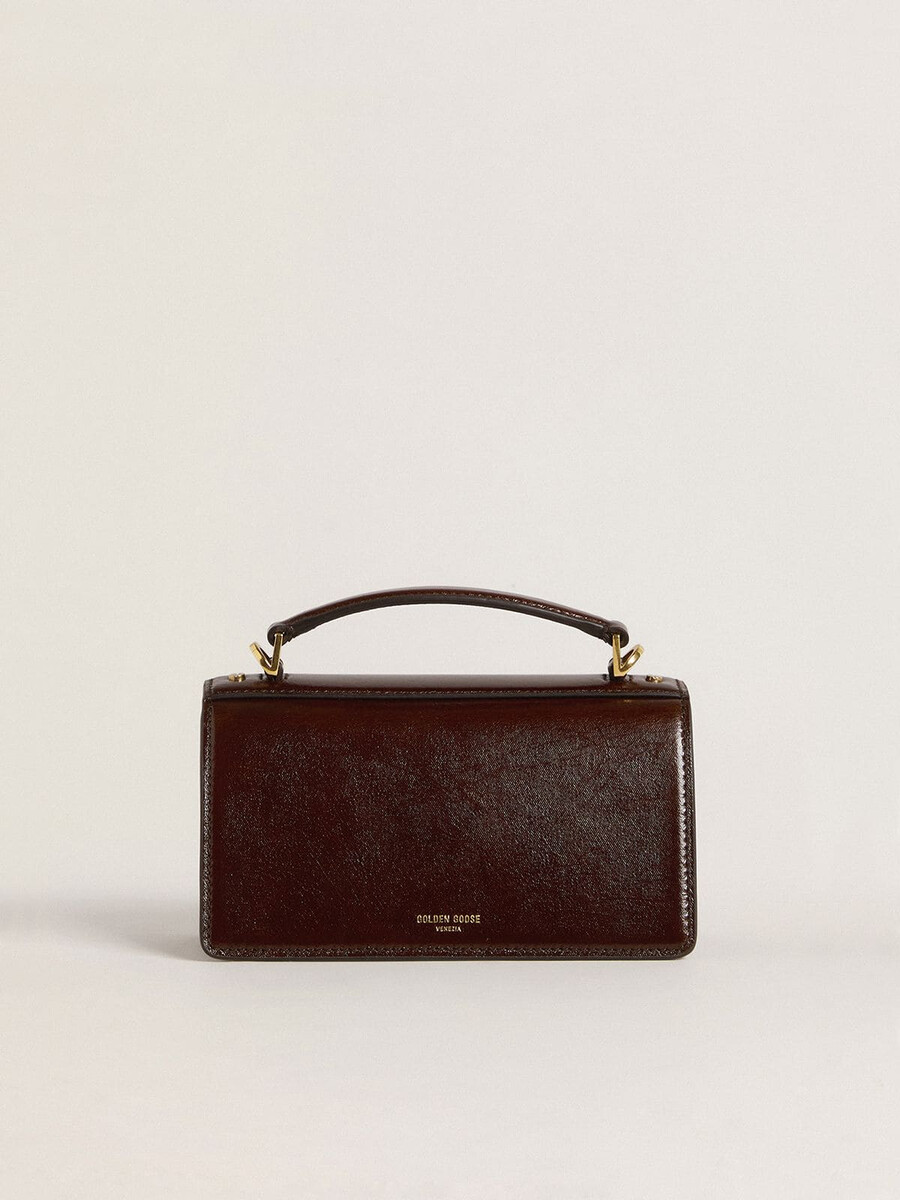 kleine venezia-tas van donkerbruin gelamineerd leer met gouden details.