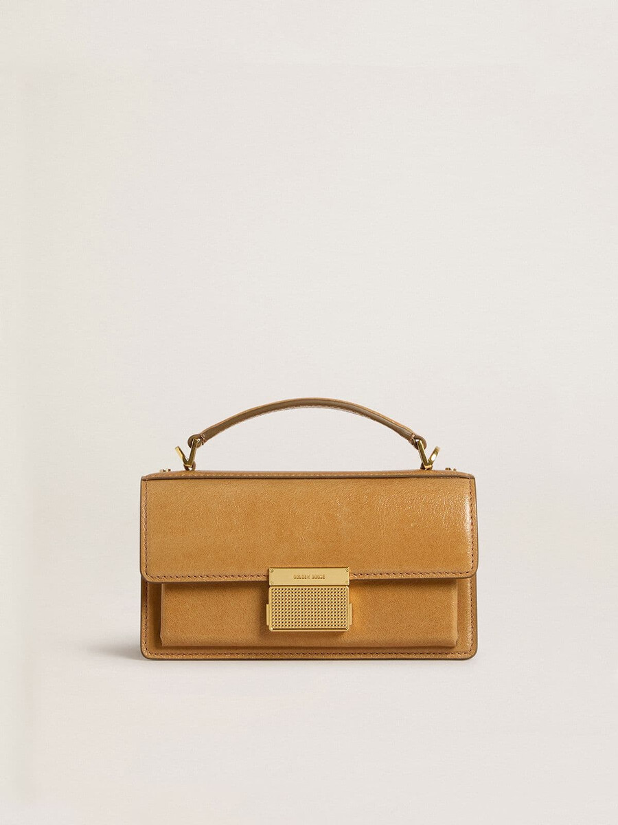 kleine venezia-tas van tabakskleurig leer met gouden details.