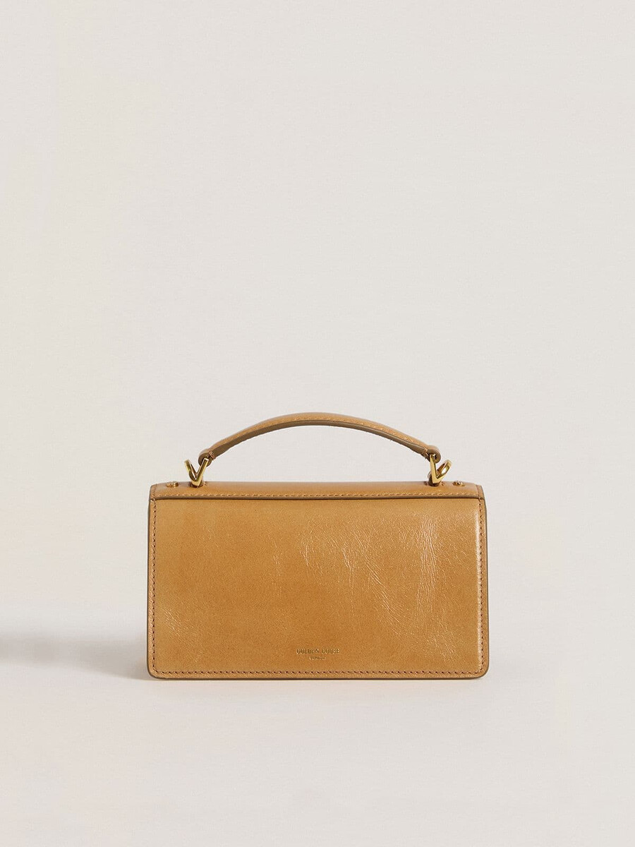 kleine venezia-tas van tabakskleurig leer met gouden details.