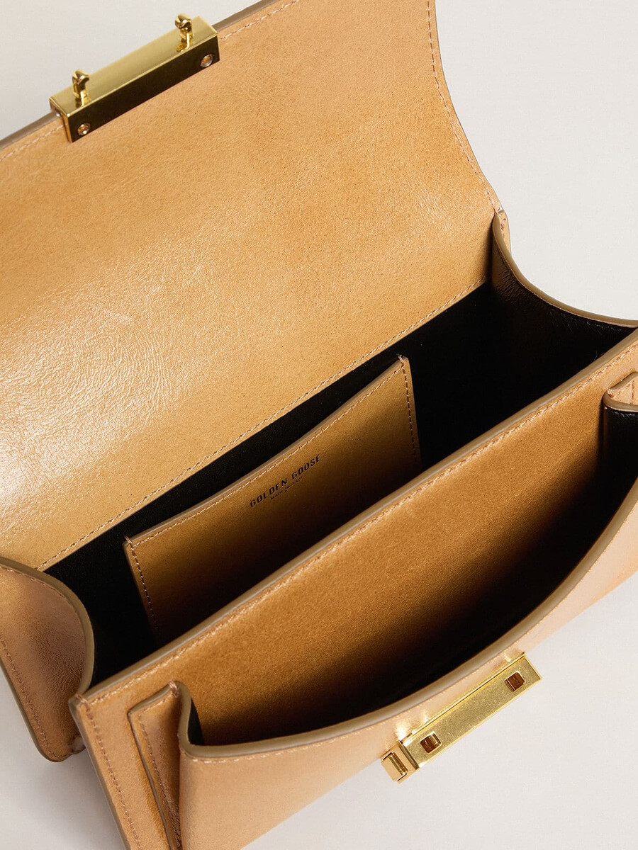 kleine venezia-tas van tabakskleurig leer met gouden details.