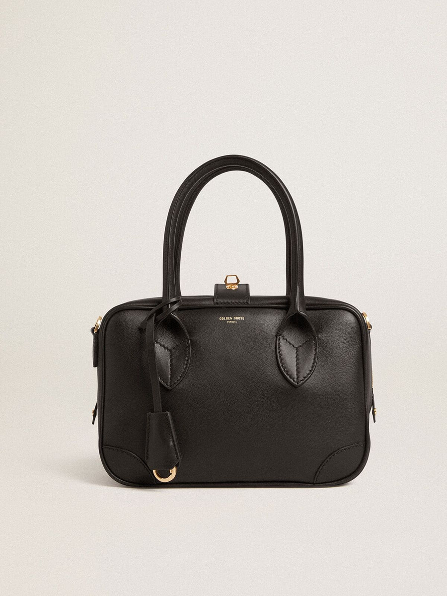 vita-tas van glad zwart leer met gouden details.