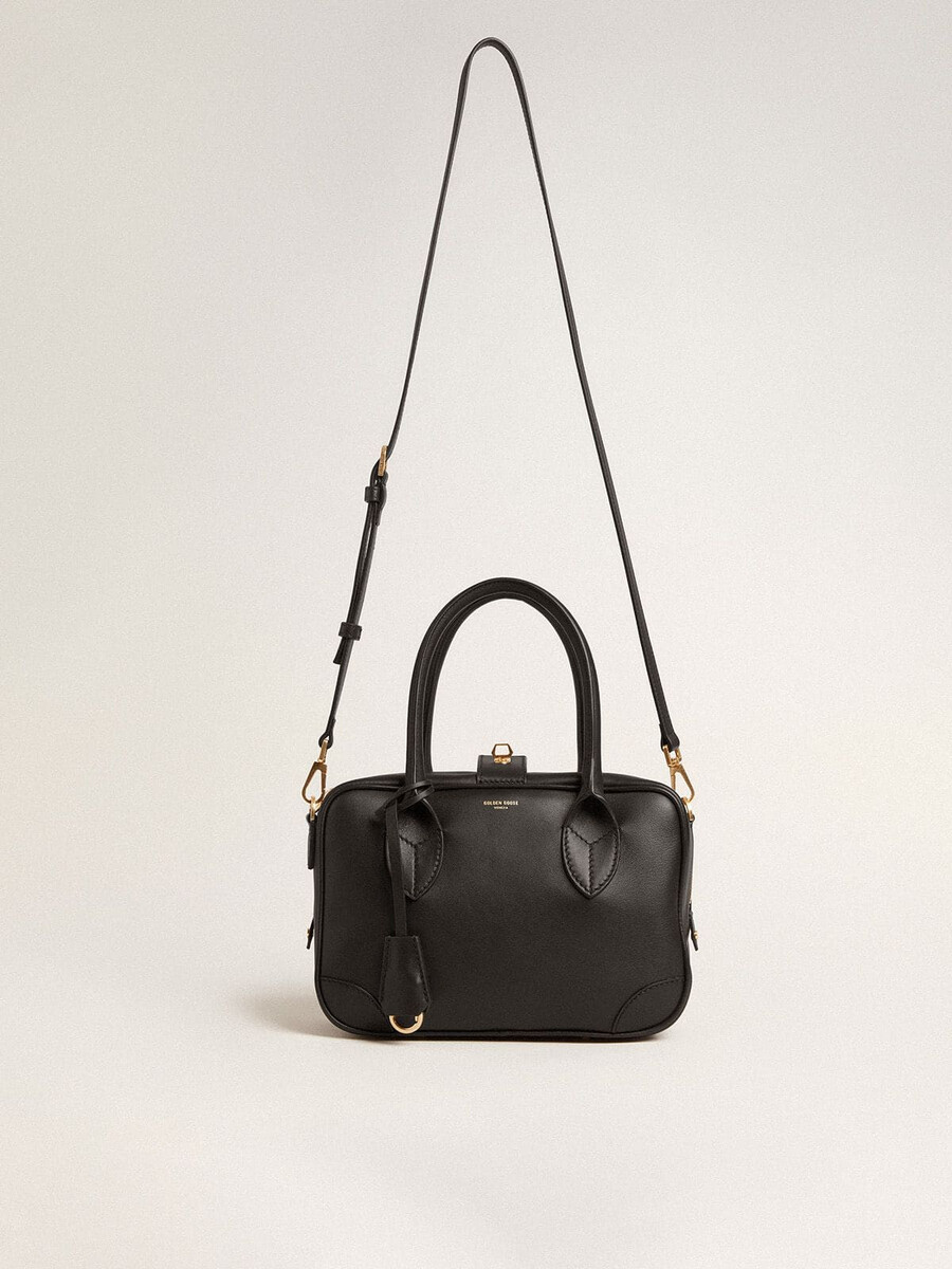 vita-tas van glad zwart leer met gouden details.