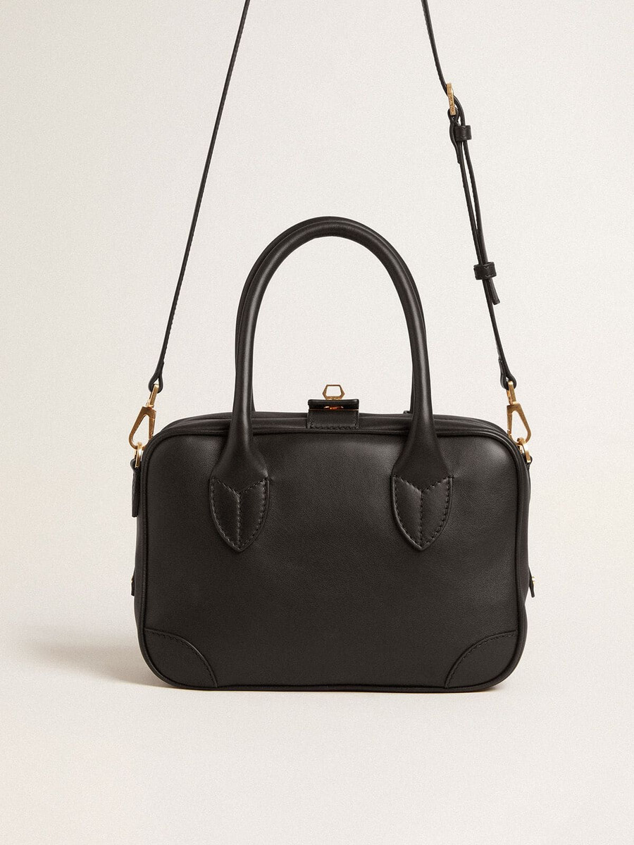 vita-tas van glad zwart leer met gouden details.