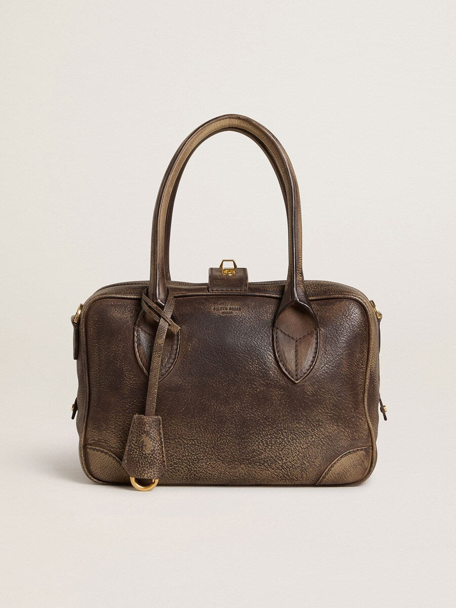 vita-tas van bruin vintage leer met gouden details.