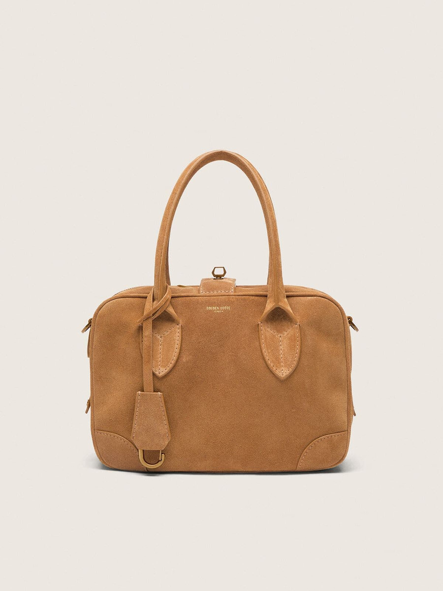 vita-tas van camelkleurig suède met gouden details.