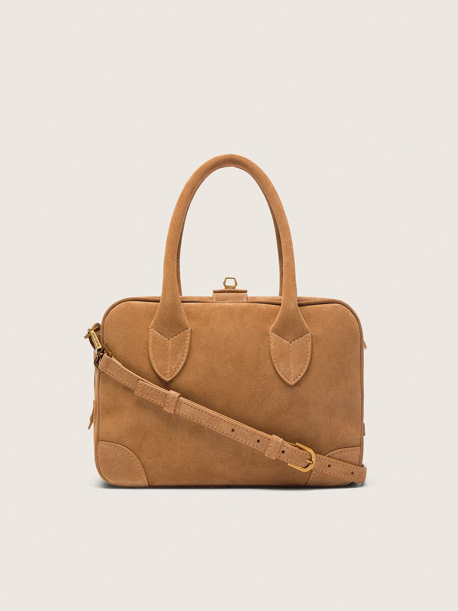 vita-tas van camelkleurig suède met gouden details.